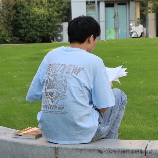 研粒考研学生背书